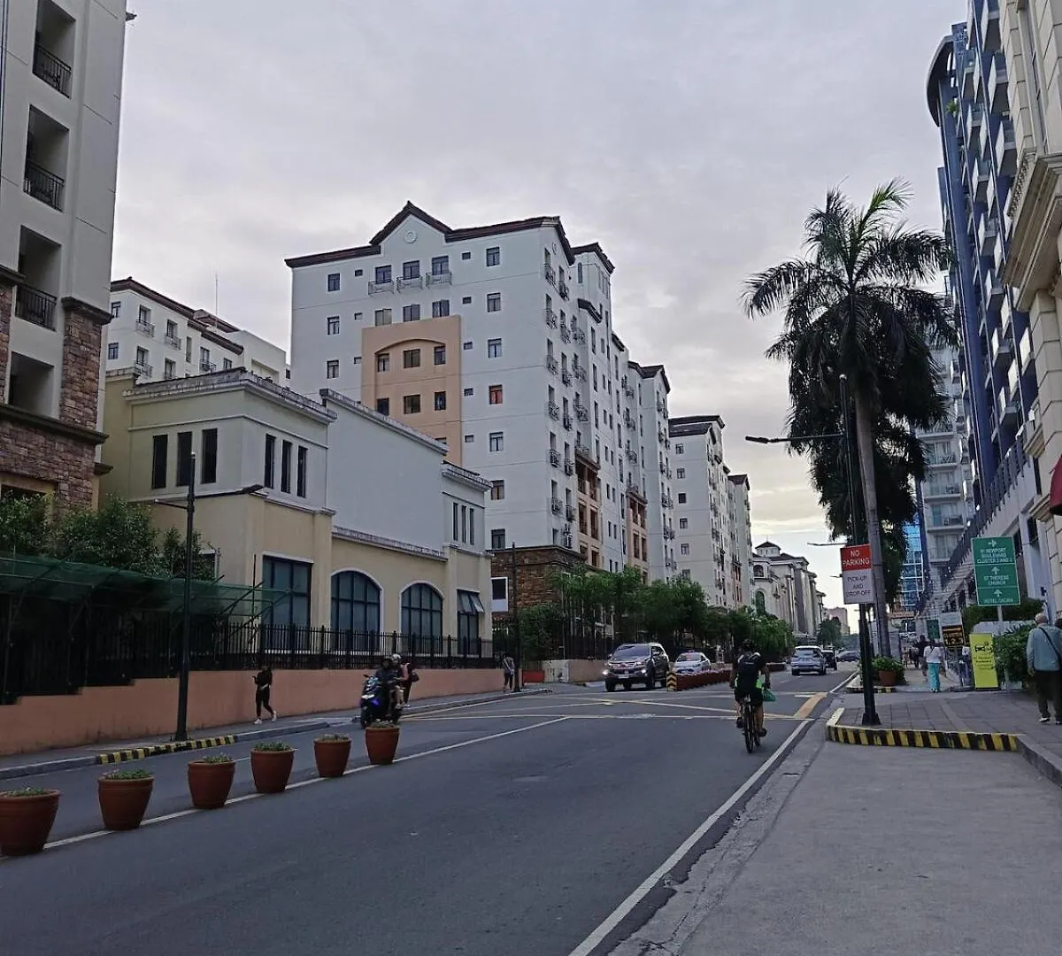 Condo Unit Across Naia T3 & 5 Mins To Runway Manila